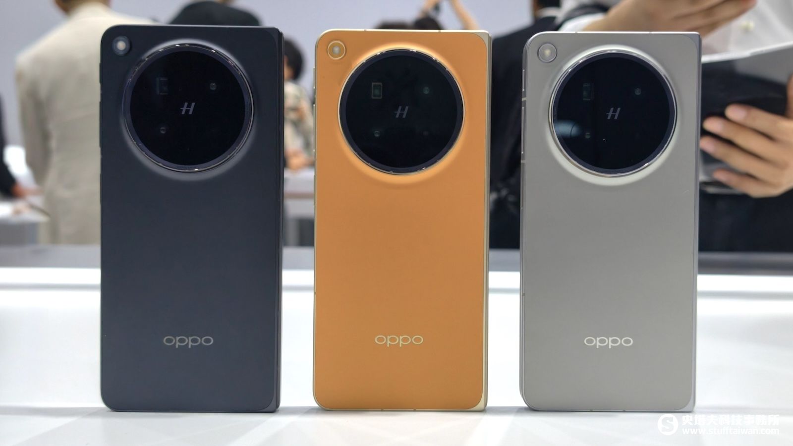 台灣即將上市！最「隱痕」摺疊機OPPO Find N6三色直擊
