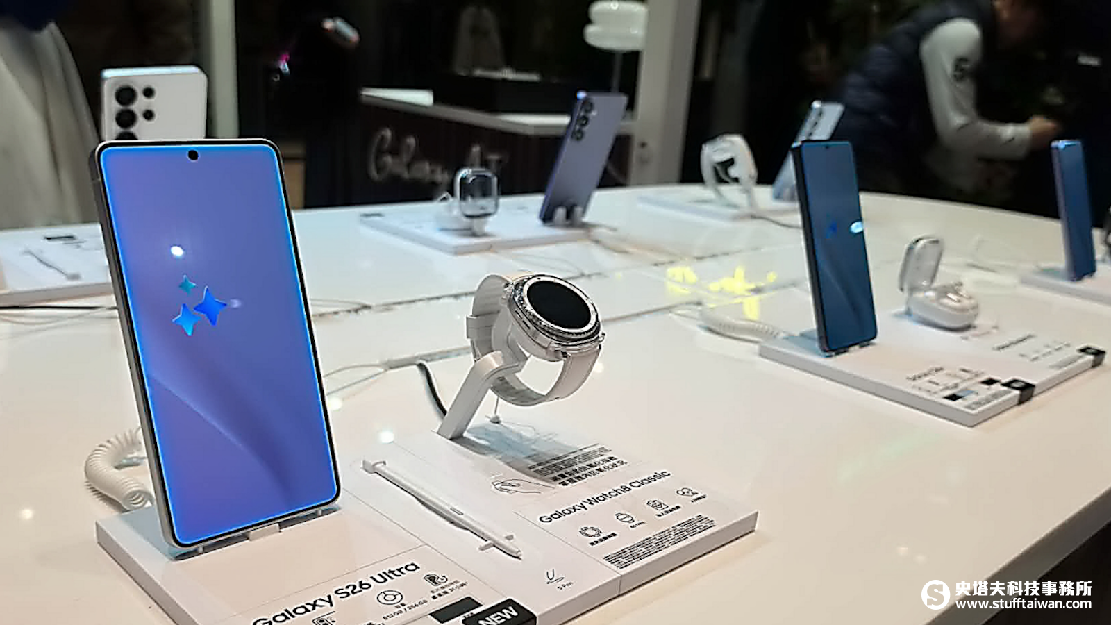 三星Galaxy S26旗艦系列預購取機湧人潮：防窺黑科技讓隔壁乘客好失望 資深星粉提早3天排隊